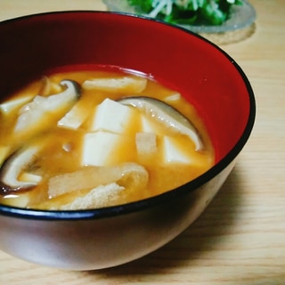 豆腐と椎茸と油揚げの味噌汁